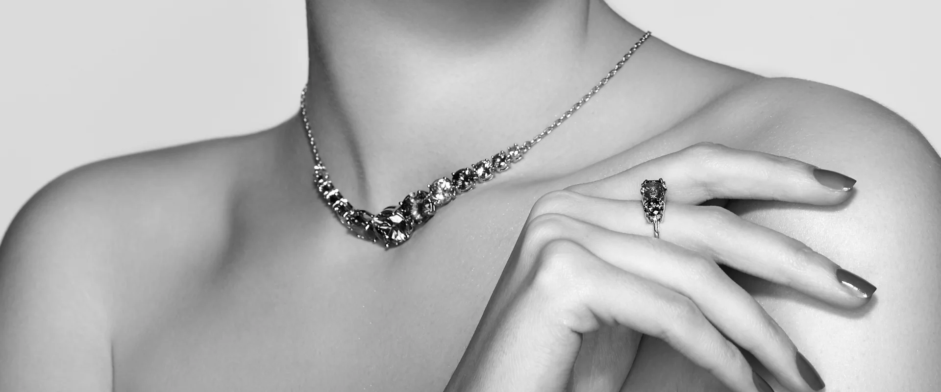 Detalle de joyas de plata de la colección original