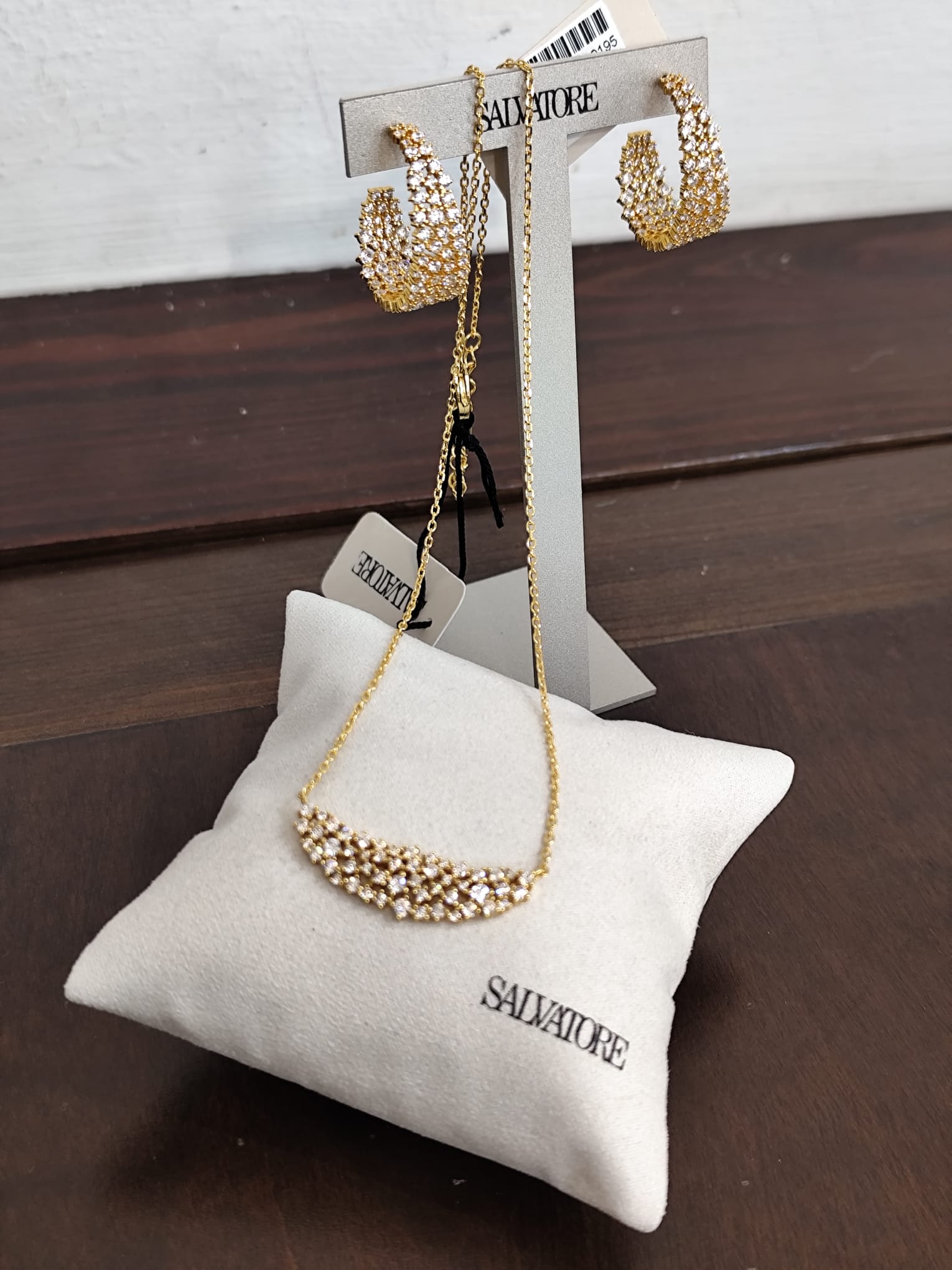 Conjunto de collar, pulsera y pendientes de tonos dorados
