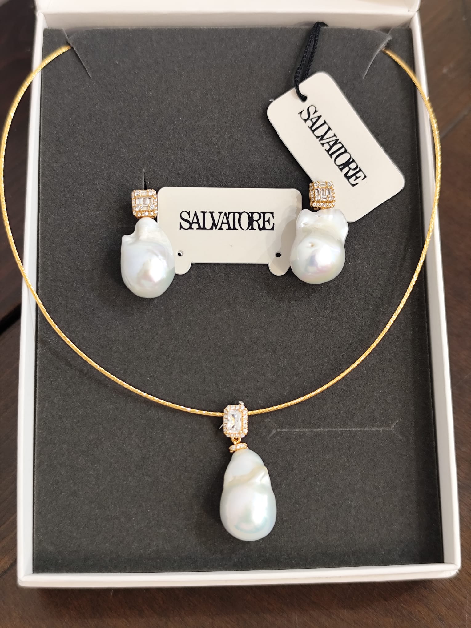 Conjunto de colgante y pendientes con perlas blancas