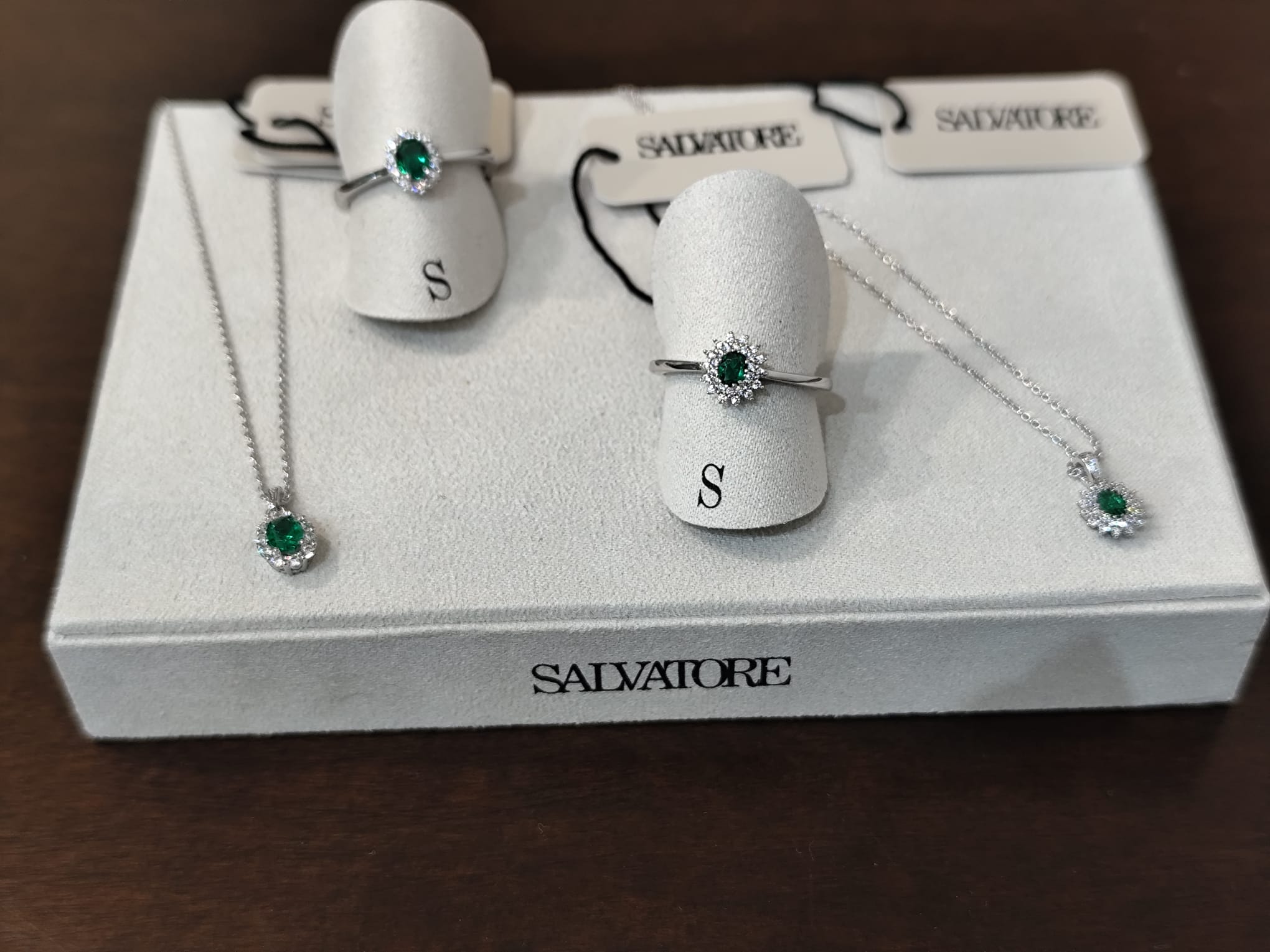 Colgantes y anillos con detalles verdes de nuestra colección