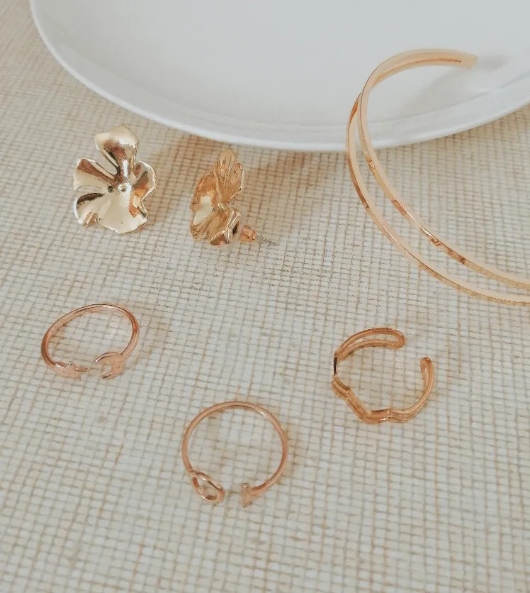 Composición de joyas en tonos dorados del catálogo original